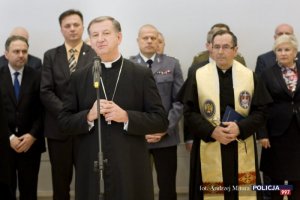 Błogosławieństwa zgromadzonym dokonał biskup polowy Wojska Polskiego ks. bp Józef Guzdek