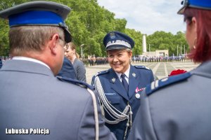 Komendant Wojewódzki Policji w Gorzowie Wielkopolskim. składająca gratulacje.
