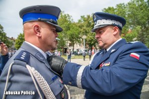 Zastępca Komendanta Głównego Policji wręczający odznaczenie Komendantowi Miejskiemu Policji w Gorzowie Wielkopolskim