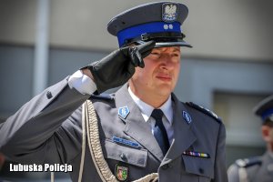 policjant oddaje honor