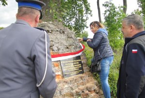 Policjanci odsłonili tablicę pamiątkową na grobach polskich policjantów na Wołyniu