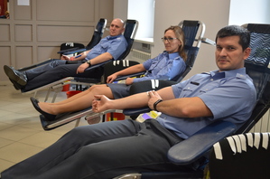 leszczyńscy policjanci oddają krew- akcja krwiodawstwa