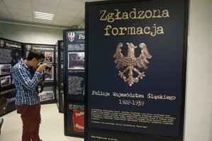 Wykonana 16 kwietnia 2019 r. w katowickim oddziale IPN-u kolorowa fotografia dokumentująca otwarcie wystawy „Zgładzona Formacja. Policja Województwa Śląskiego 1922-1939”.
