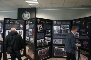 Wykonana 16 kwietnia 2019 r. w katowickim oddziale IPN-u kolorowa fotografia dokumentująca otwarcie wystawy „Zgładzona Formacja. Policja Województwa Śląskiego 1922-1939”.