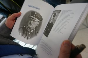 Wykonana 16 kwietnia 2019 r. w katowickim oddziale IPN-u kolorowa fotografia dokumentująca otwarcie wystawy „Zgładzona Formacja. Policja Województwa Śląskiego 1922-1939”, jedna ze stron wydanej z tej okazji książki.