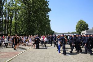 Nowi policjanci spotykają się ze swoimi rodzinami i bliskimi na placu apelowym po uroczystościach