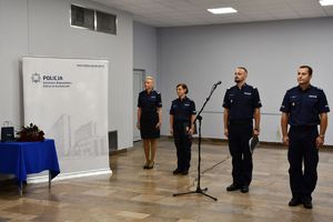 przedstawiciele kadry kierowniczej śląskiej Policji oraz lektor prowadzący uroczystość
