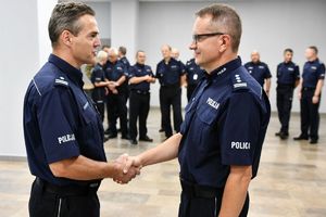 policjant gratuluje nowemu komendantowi objęcia stanowiska