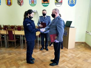 Na zdjęciu Komendant Powiatowy Policji w Ząbkowicach Śląskich składa gratulacje nowo przyjętej policjantce.