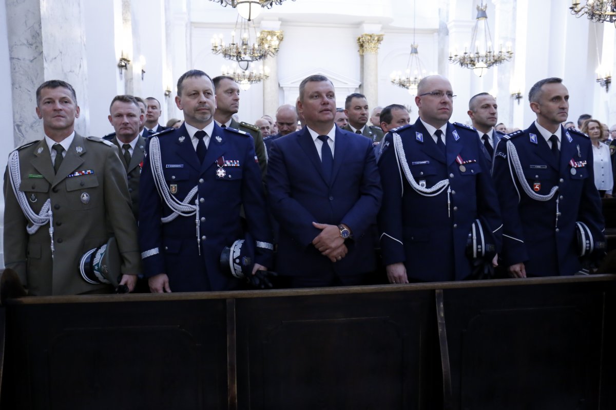 Komendant Wojewódzki Policji w Lublinie wraz z Zastępcą Komendanta Głównego Policji wspólnie zaproszonymi gośćmi podczas mszy św.