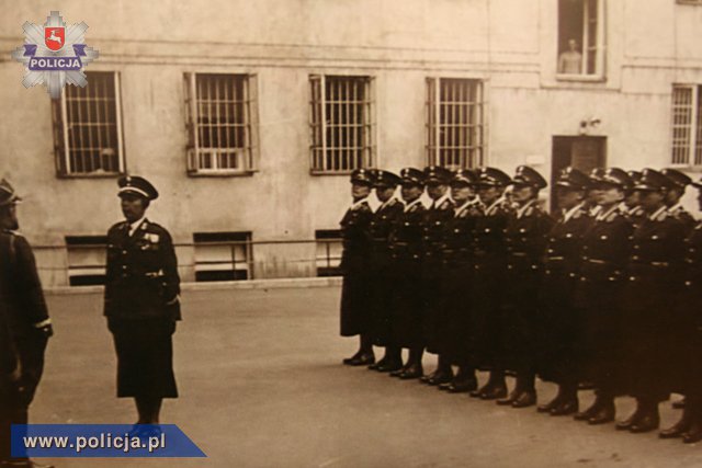 historyczne zdjęcie przedstawiające policjantki stojące w szeregu
