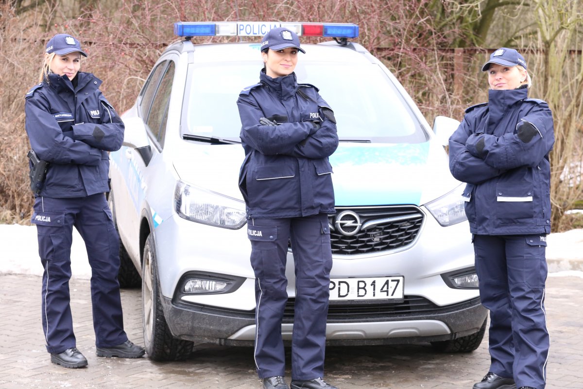 policjantki stojące przed radiowozem