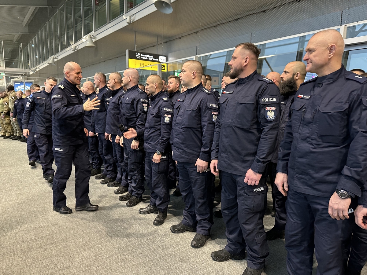 Funkcjonariusze XXXVII zmiany Jednostki Specjalnej Polskiej Policji na lotnisku w trakcie spotkania z I zastępcą komendanta głównego Policji.