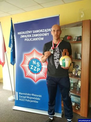 Andrzej Mankow prezentuje medal