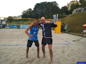 Andrzej Mankow i inny zawodnik na boisku do piłki plażowej