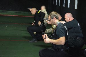 Instruktorzy strzelań policyjnych podczas szkolenia