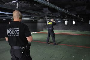 Instruktorzy strzelań policyjnych podczas szkolenia