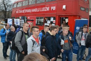 Wizyta londyńskiego autobusu informującego o zagrożeniach związanych ze współczesnym niewolnictwem