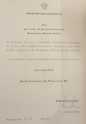 Na zdjęciu dokument - decyzja Prokuratora Generalnego o przyznaniu Komendantowi Głównemu Policji medalu