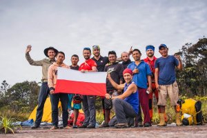 Zespół „Slide Challenge” po zdobyciu najwyższego wodospadu z flagą Polski
