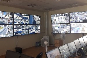 Monitoring centrum kierowania policji w Kownie.
