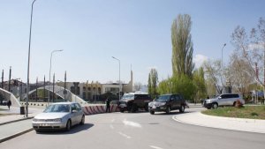 dwa samochody i policjanci w JSPP w Kosowie