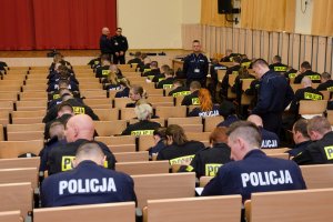 Egzamin końcowy w auli słupskiej Szkoły Policji.