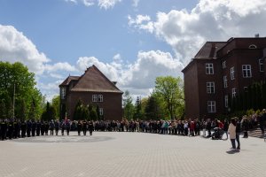 Zakończenie szkolenia na głównym placu apelowym słupskiej Szkoły Policji.