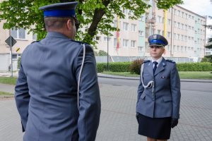 Zastępca komendanta Szkoły mł.insp. Dorota Przypolska przyjmuje meldunek od dowódcy uroczystości kom. Marcina Milde.