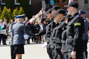 Absolwenci Szkoły Policji w Słupsku odbierają świadectwa.