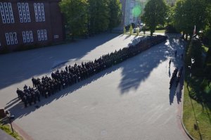 Wszystkie pododdziały na placu. Widok z dachu budynku.