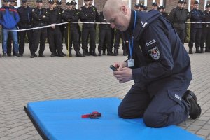 Składanie jednostki broni na końcu toru przeszkód.