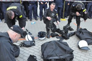 Rozłożony sprzęt policjanta pododdziału zwartego.