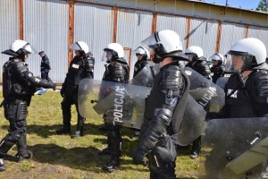 Policjanci stojący w szyku zwartym.