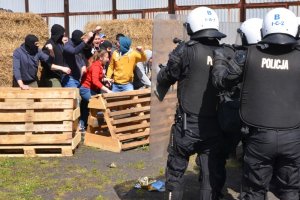 Policjanci w szyku podchodzą do barykady.