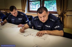 Policjanci rozwiązują test wiedzy