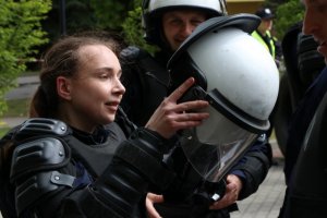 zmęczona policjantka zdejmuje hełm