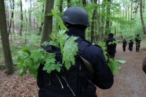 policjant z maskowaniem roślinnym