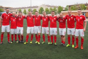 Reprezentacja polskiej trzymająca kciuki przed wykonywanym rzutem karnym w meczu z Hiszpanią