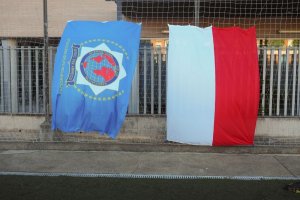 Barwy narodowe Polski oraz flaga Stołecznej Grupy Wojewódzkiej Międzynarodowego Stowarzyszenia Policji IPA na stadionie w Tarragonie