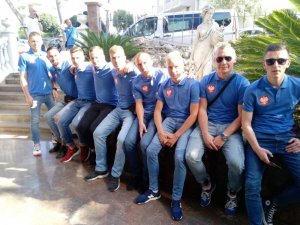 Reprezentacja polskiej Policji w niebieskich koszulkach z orłem na piersi