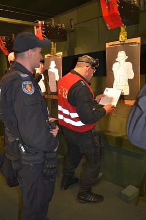 Policjanci przy tarczach strzeleckich.