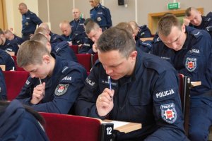 Policjanci odpowiadają na pytania zawarte w teście.