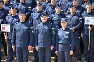 Pamiątkowe zdjęcie na schodach głównego budynku dydaktycznego słupskiej Szkoły Policji.