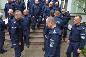 Dowódcy oddziałów na schodach Klubu Słuchacza słupskiej Szkoły Policji.