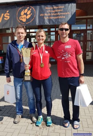 Beata Borowicz, Szymon Fiedorow i Mariusz Nioski - zwycięzcy VIII Mistrzostw Nocnego Maratonu Służb Mundurowych w Kątach Wrocławskich