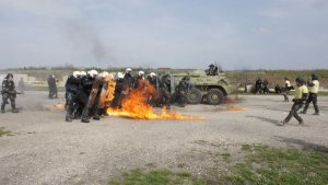 szkolenia zgrywające działania pomiędzy jednostkami KFOR, a komponentem EULEX.

„Fire phobia” (pokonywanie płonących przeszkód), tłumienie zamieszek,