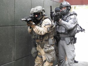 Policjanci Centralnego Pododdziału Kontrterrorystycznego Policji BOA (CPKP BOA),  Dienst Speciale Interventies (DSI) z Holandii przy współudziale i wsparciu Jednostki Wojskowej GROM z bronią podczas warsztatów taktyczno-strzeleckich