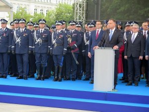Przemówienie Prezydenta RP Andrzeja Dudy - szeroki kadr, w tle trybuna honorowa