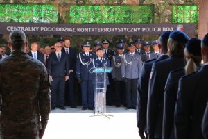 5. Apel z okazji Święta Policji w CKPK BOA -przemawia szef CPKP BOA mł. insp. Dariusz Zięba